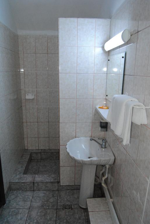 Cornul Vanatorului Bungalows Piteşti Habitación foto