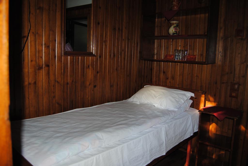 Cornul Vanatorului Bungalows Piteşti Habitación foto